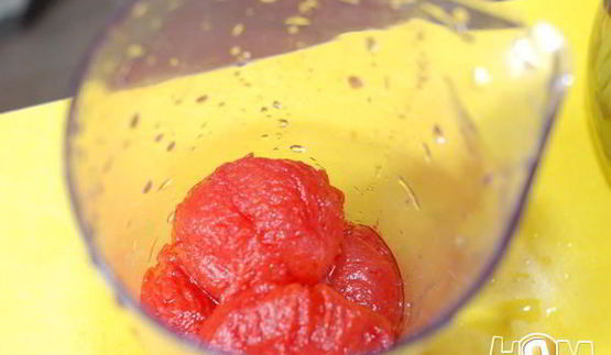 тонкая пицца с пряными томатами и куриной грудкой