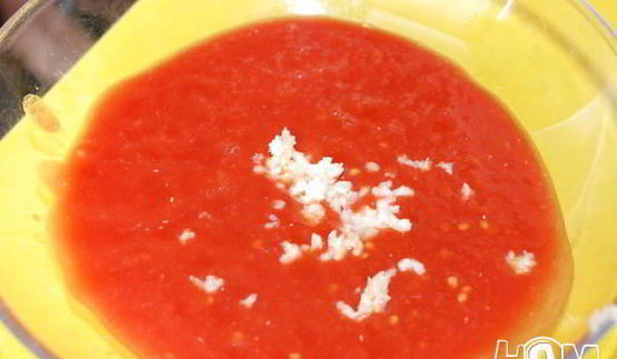 тонкая пицца с пряными томатами и куриной грудкой