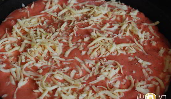 тонкая пицца с пряными томатами и куриной грудкой