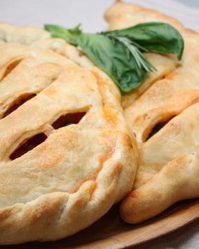 Закрытая пицца кальцоне с овощами