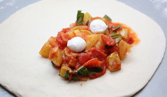 закрытая пицца кальцоне с овощами