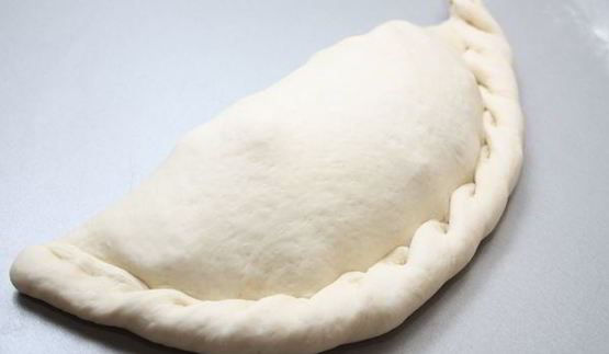 закрытая пицца кальцоне с овощами