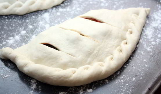 закрытая пицца кальцоне с овощами