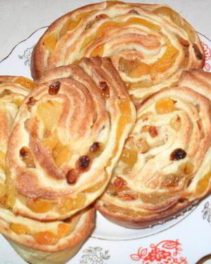 Сладкая выпечка с сухофруктами