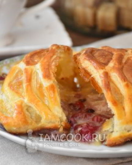 Рецепт слоеных конвертиков с сыром бри и ягодами