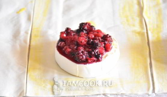 слоеные конвертики с сыром бри и ягодами