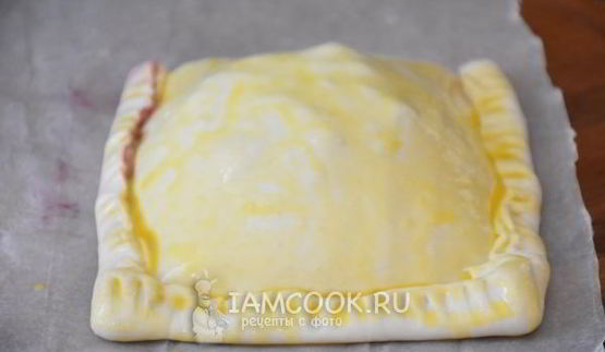 слоеные конвертики с сыром бри и ягодами