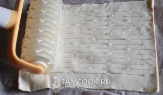 слоеные конвертики с сыром бри и ягодами