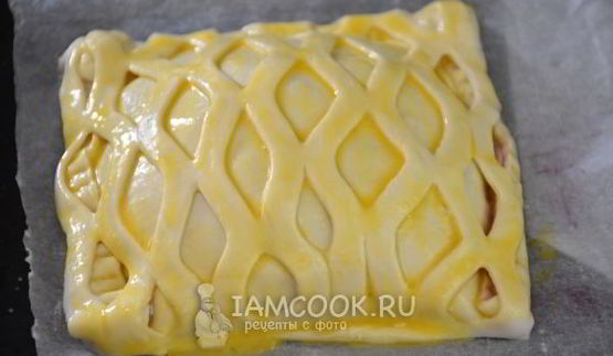 слоеные конвертики с сыром бри и ягодами