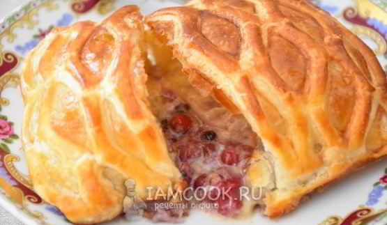 слоеные конвертики с сыром бри и ягодами