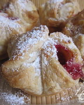 Слойки — пирожки с маскарпоне и вишней