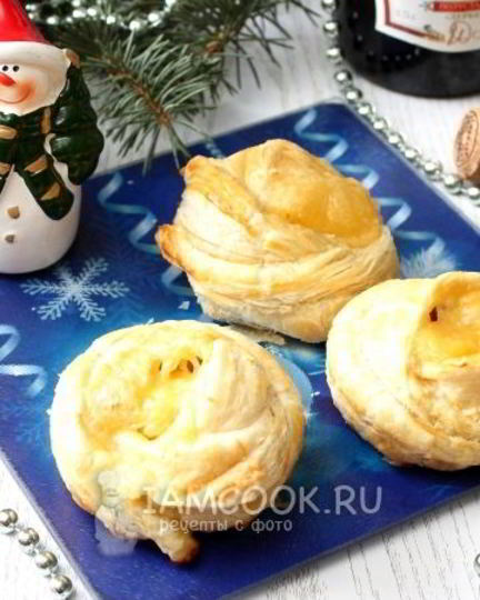 Рецепт слоек-розочек с курицей и сыром