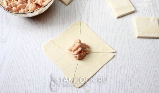 слойки-розочки с курицей и сыром