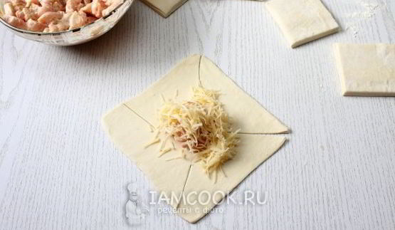 слойки-розочки с курицей и сыром