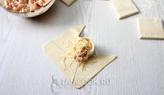 слойки-розочки с курицей и сыром