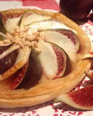 Слойки с инжиром и сыром