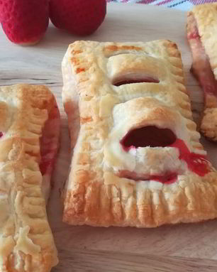 Слойки с клубникой