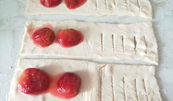 слойки с клубникой