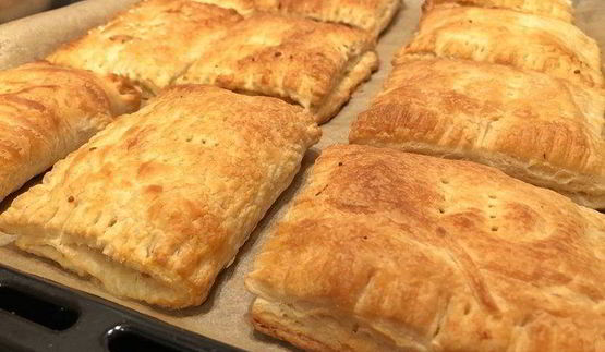 слойки с копченым мясом и сыром