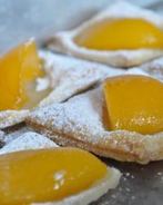 Слойки с персиками