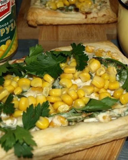Рецепт слоек с рикоттой, шпинатом и сладкой кукурузой