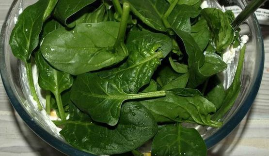 слойки с рикоттой, шпинатом и сладкой кукурузой