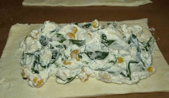 слойки с рикоттой, шпинатом и сладкой кукурузой