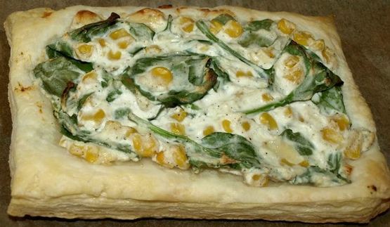 слойки с рикоттой, шпинатом и сладкой кукурузой