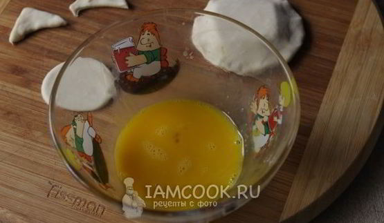 слойки с сыром из готового слоеного теста