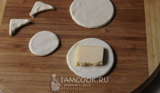 слойки с сыром из готового слоеного теста