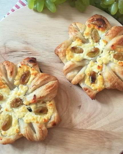 Рецепт слоек с творогом и виноградом