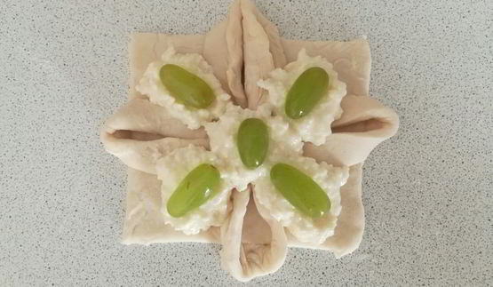 слойки с творогом и виноградом