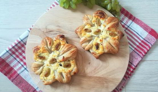 слойки с творогом и виноградом