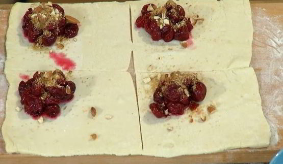 слойки с вишней и белым шоколадом