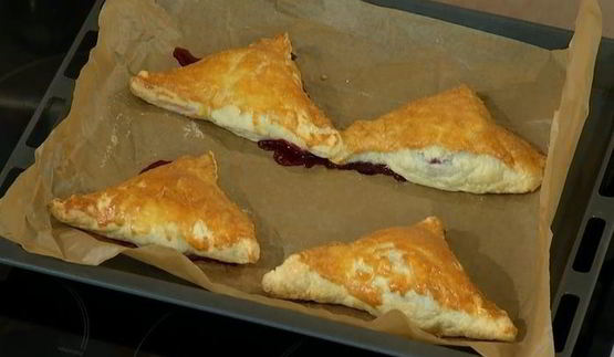 слойки с вишней и белым шоколадом