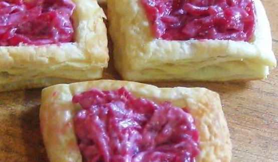 слойки со свекольной начинкой и селедкой