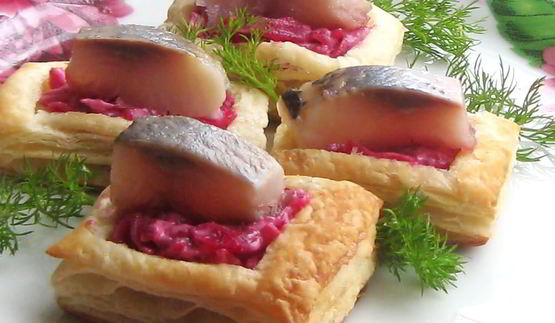 слойки со свекольной начинкой и селедкой