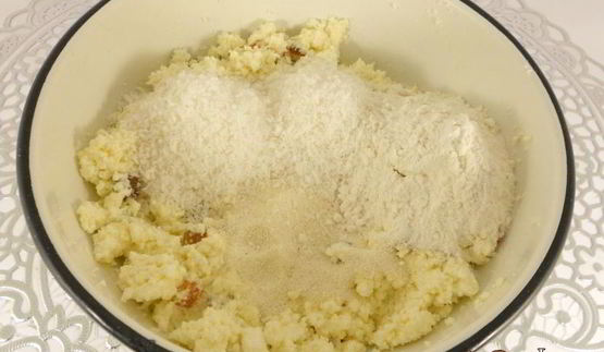 кокосовые сырники с изюмом и курагой