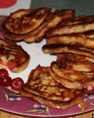 Сырники из творога с вишней и шоколадом