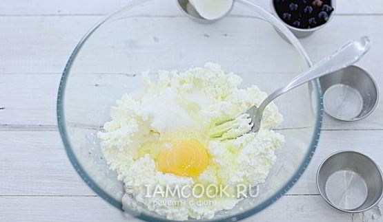 сырники с черной смородиной