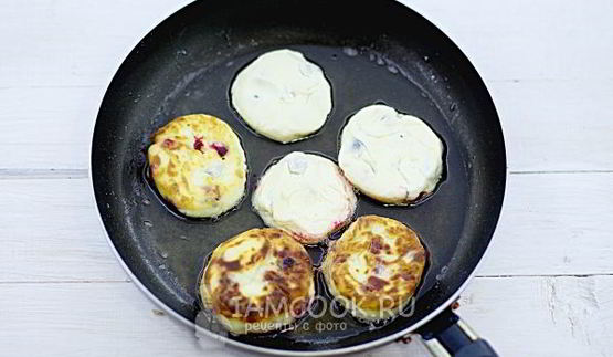 сырники с черной смородиной