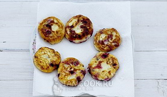 сырники с черной смородиной