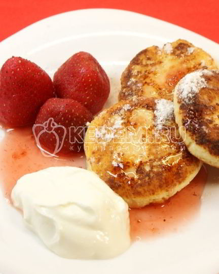 Рецепт сырников со сметаной, джемом и ягодами