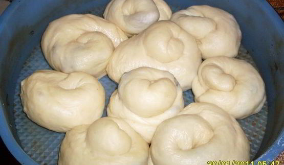 сдобное дрожжевое тесто и булочки