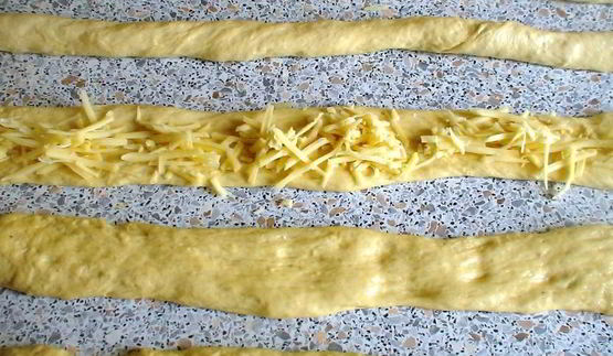 сырная косичка из дрожжевого теста