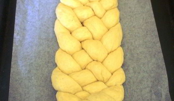 сырная косичка из дрожжевого теста