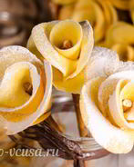 Бисквитные розочки на соломке