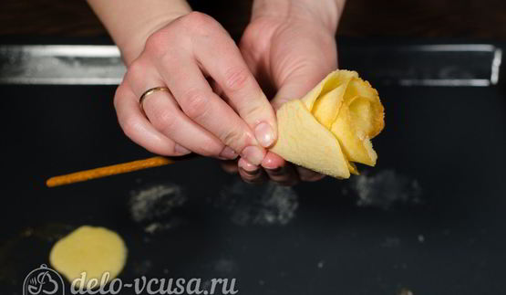 бисквитные розочки на соломке