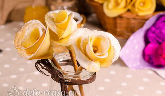 бисквитные розочки на соломке