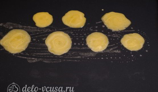 бисквитные розочки на соломке